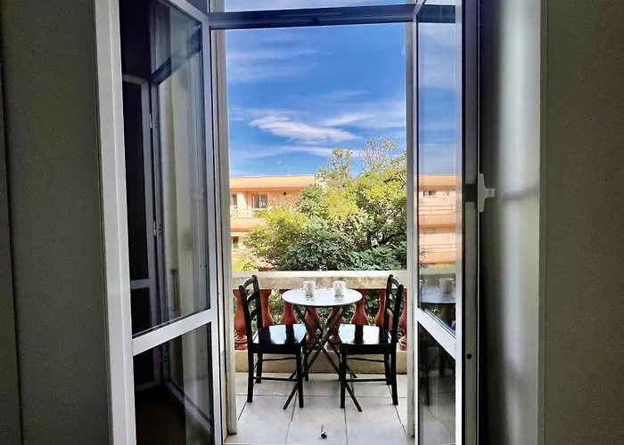 Provence 2 Pieces Avec Balcon 아파트 앙티브